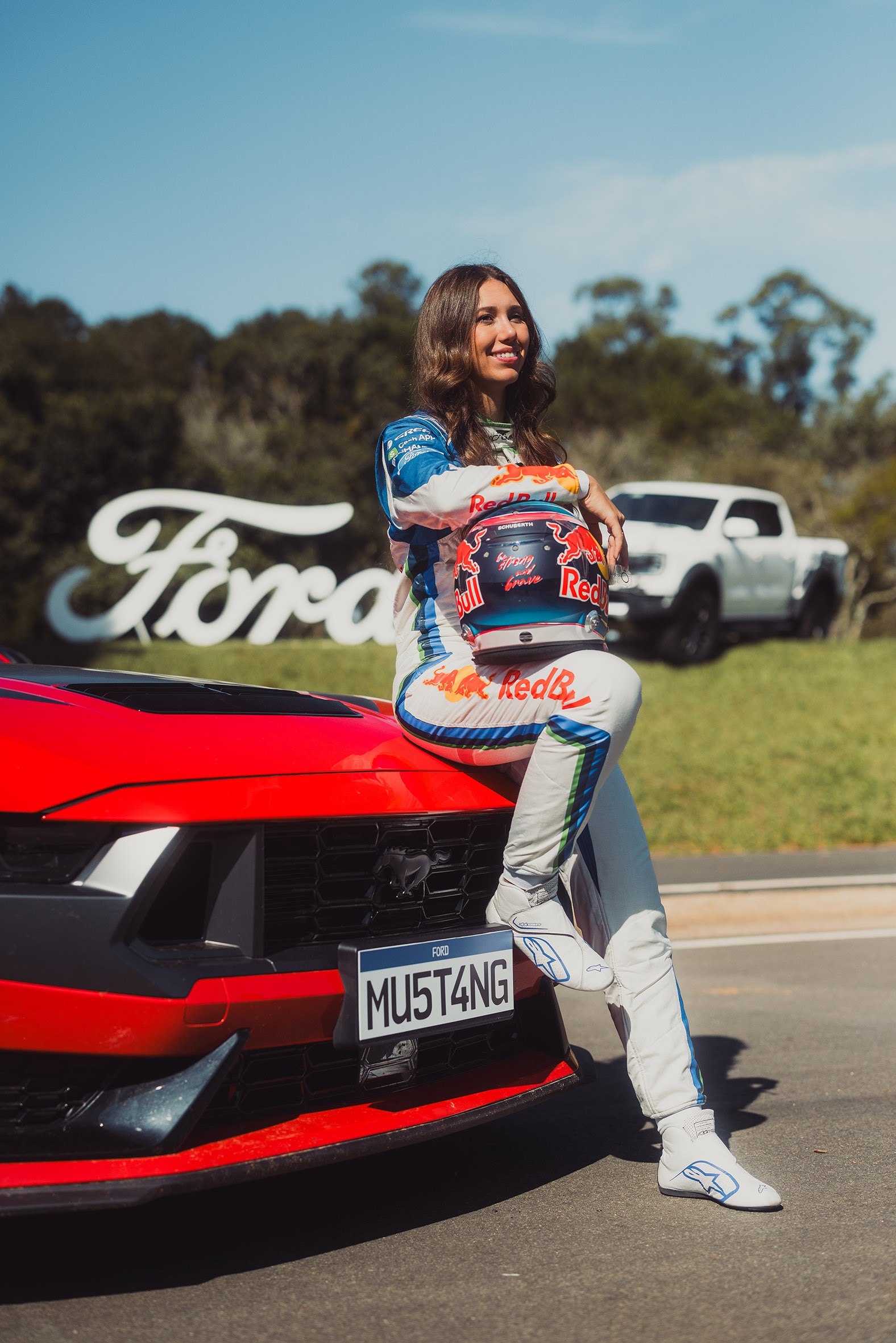 Piloto Rafaela Ferreira com um Ford Mustang Dark Horse