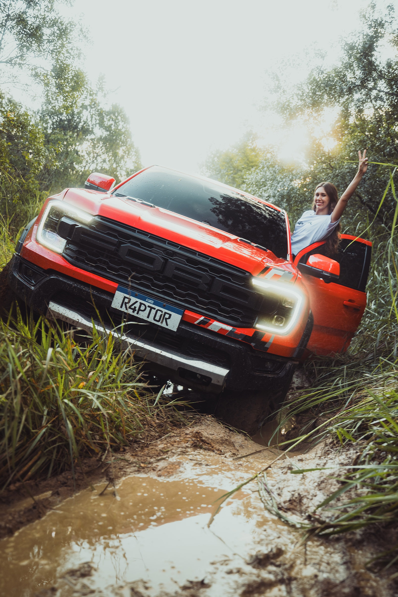 Piloto Rafaela Ferreira com uma picape Ford Ranger Raptor