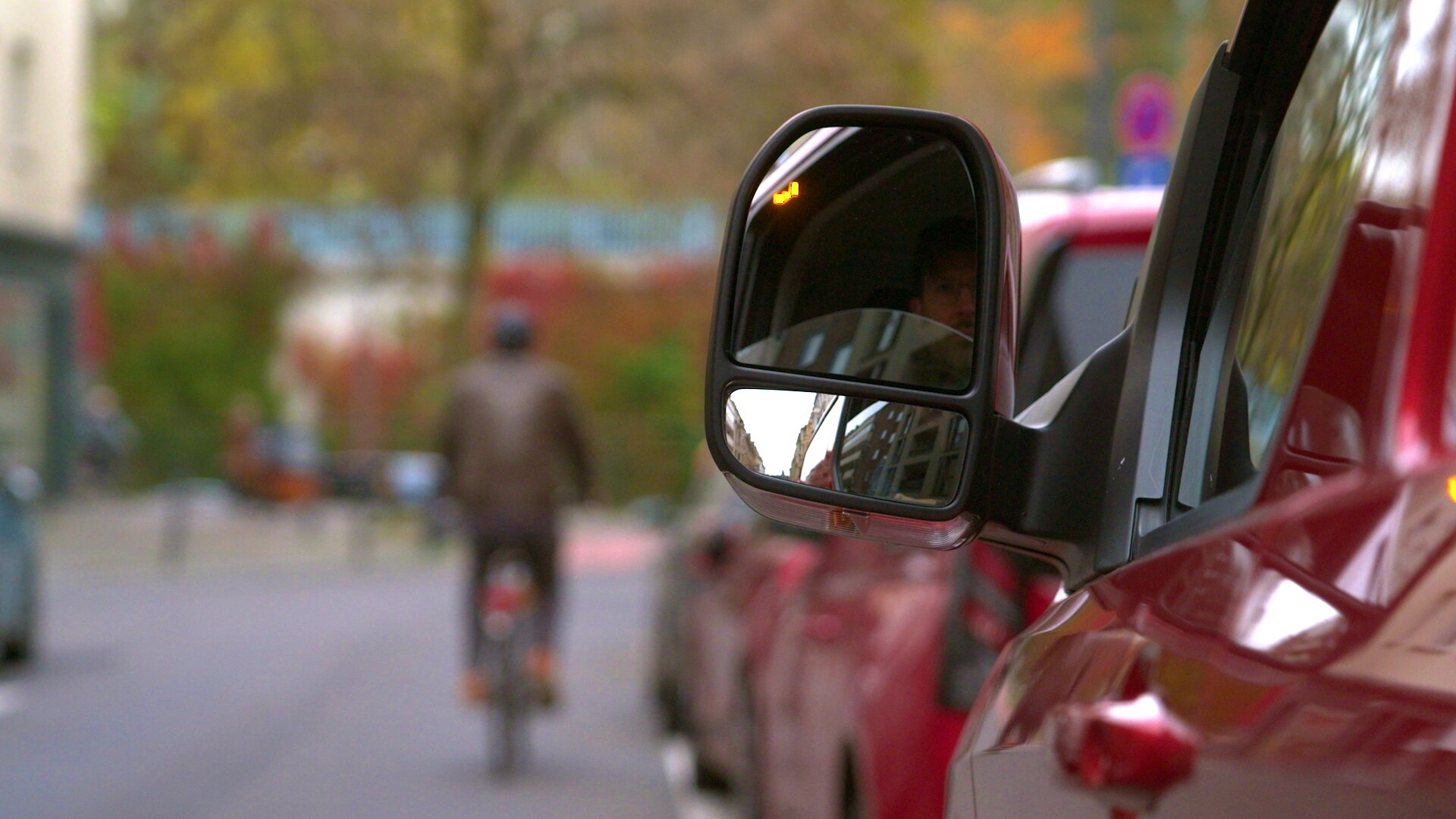 The all-new Ford Transit Custom can be equipped with Exit Warning. Radar and external sensors help identify when an opening door might cause a collision with a passing road user and LED indicators on the door mirrors are activated, as well as an alert on the dashboard.