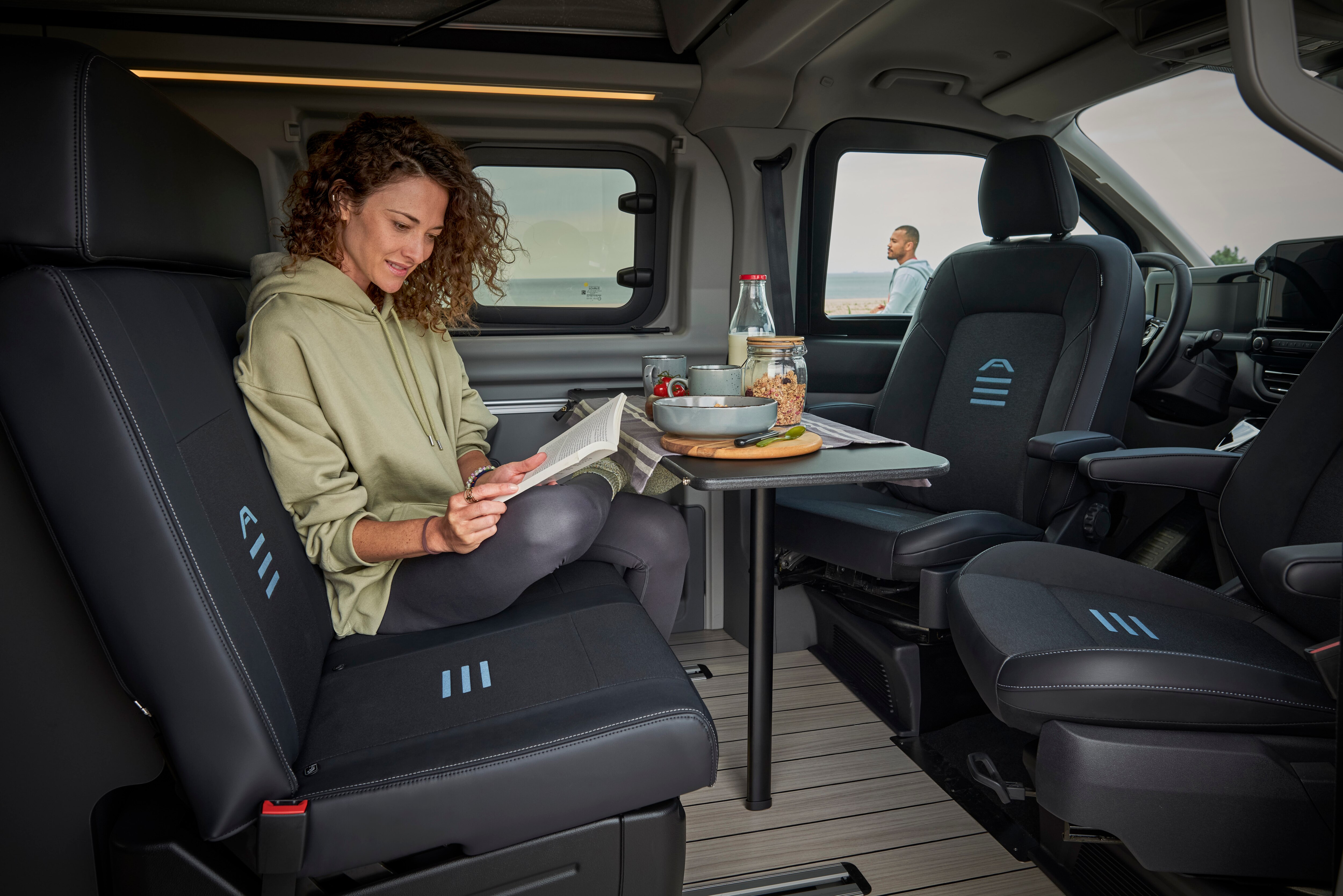 Developed for additional comfort on extended trips, the more spacious model builds on the popular multi-zone unique interior layout that sets Nugget apart in its segment LICENSE EXPIRES: 22.08.2027 - LICENSE BY: Makerhouse LICENSE SCOPE: A - Earned editorial, press releases, press kits. B - All non-broadcast digital and online media. C - All non-broadcast digital and online media, plus Retail and POS (showrooms, events etc). REGION: Europe COPYRIGHT AND IMAGE RIGHTS: This content is solely for editorial use and for providing individual users with information. Any storage in databases, or any distribution to third parties within the scope of commercial use, or for commercial use is permitted with written consent from Ford of Europe only.