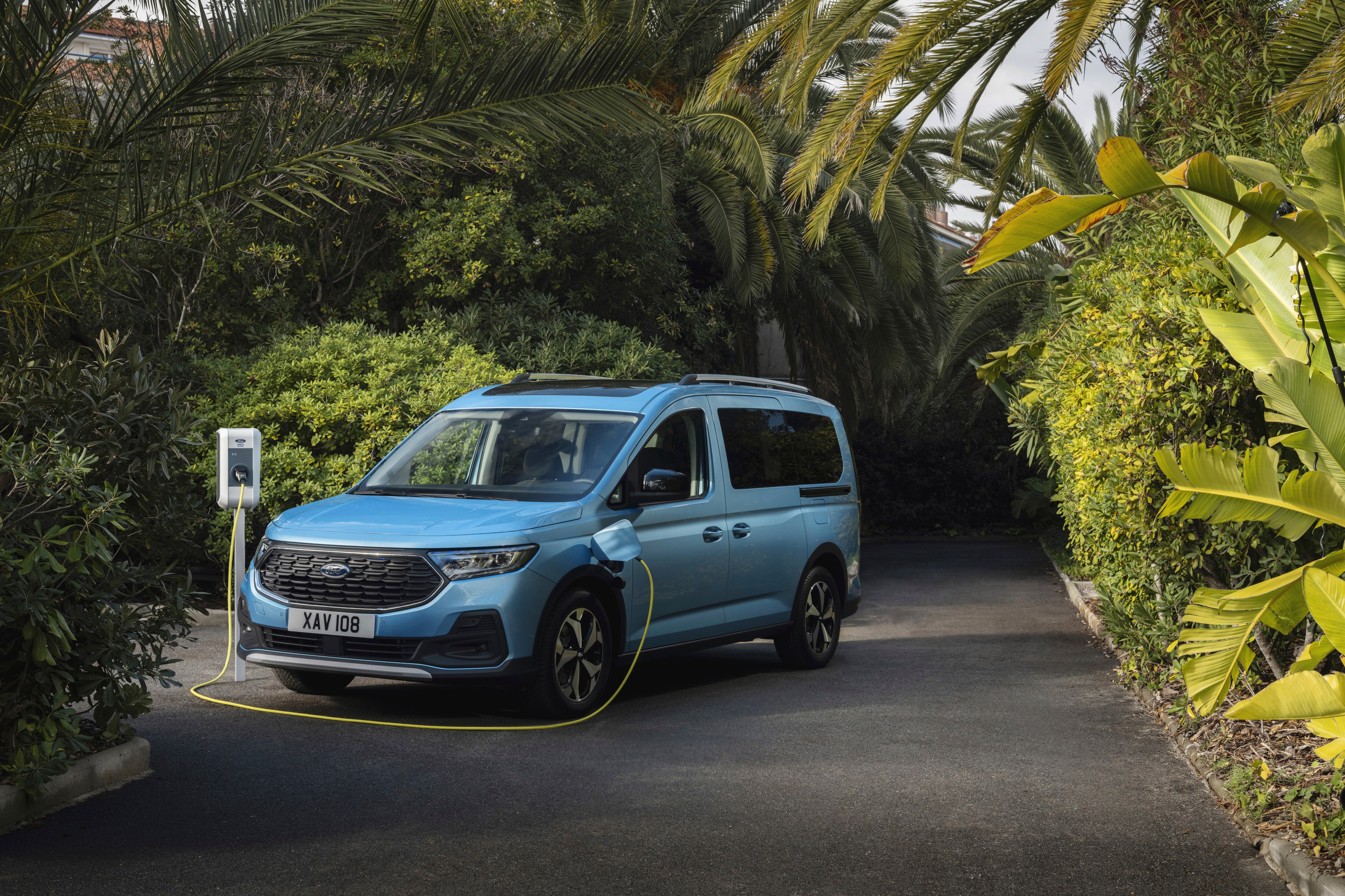 Ford introduces a plug-in hybrid Tourneo Connect with 110 km of electric range and smart drive modes for versatility LICENSE EXPIRES: 19.03.2027 - LICENSE BY: Stu Price / SP TV Ltd LICENSE SCOPE: A - Earned editorial, press releases, press kits. B - All non-broadcast digital and online media. C - All non-broadcast digital and online media, plus Retail and POS (showrooms, events etc). REGION: Europe. COPYRIGHT AND IMAGE RIGHTS: This content is solely for editorial use and for providing individual users with information. Any storage in databases, or any distribution to third parties within the scope of commercial use, or for commercial use is permitted with written consent from Ford of Europe only.