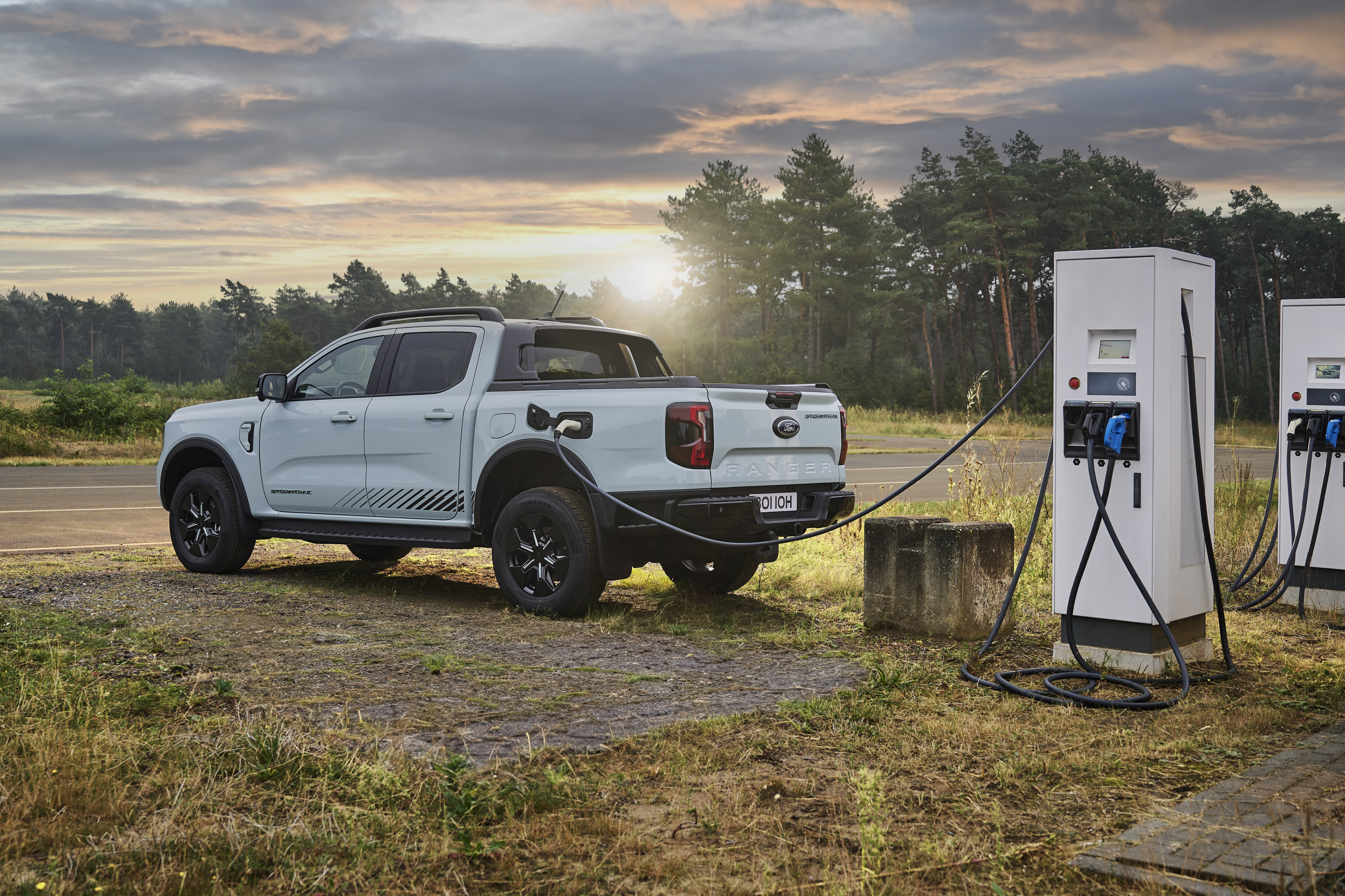 Ford Pro is expanding its Ranger lineup with the all-new Ranger PHEV, combining plug-in hybrid efficiency with the capability expected from Europe’s best-selling pickup. LICENSE EXPIRES: In Perp- LICENSE BY: Makerhouse LICENSE SCOPE: A - Earned editorial, press releases, press kits. B - All non-broadcast digital and online media. C - All non-broadcast digital and online media, plus Retail and POS (showrooms, events etc). D - All print media (newspaper, magazine etc) REGION: Europe COPYRIGHT AND IMAGE RIGHTS: This content is solely for editorial use and for providing individual users with information. Any storage in databases, or any distribution to third parties within the scope of commercial use, or for commercial use is permitted with written consent from Ford of Europe only.