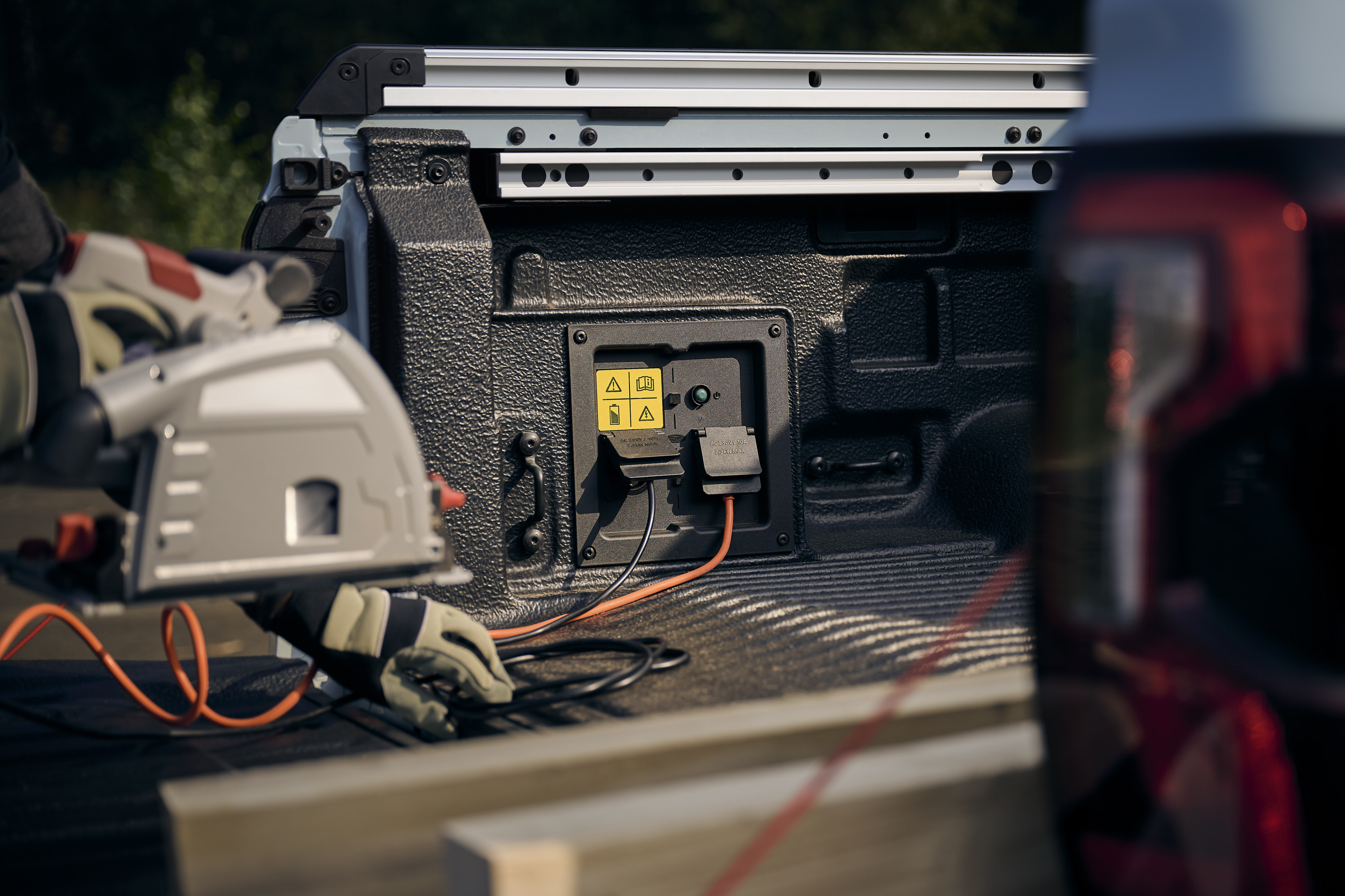 Ford Pro is expanding its Ranger lineup with the all-new Ranger PHEV, combining plug-in hybrid efficiency with the capability expected from Europe’s best-selling pickup. LICENSE EXPIRES: In Perp- LICENSE BY: Makerhouse LICENSE SCOPE: A - Earned editorial, press releases, press kits. B - All non-broadcast digital and online media. C - All non-broadcast digital and online media, plus Retail and POS (showrooms, events etc). D - All print media (newspaper, magazine etc) REGION: Europe COPYRIGHT AND IMAGE RIGHTS: This content is solely for editorial use and for providing individual users with information. Any storage in databases, or any distribution to third parties within the scope of commercial use, or for commercial use is permitted with written consent from Ford of Europe only.