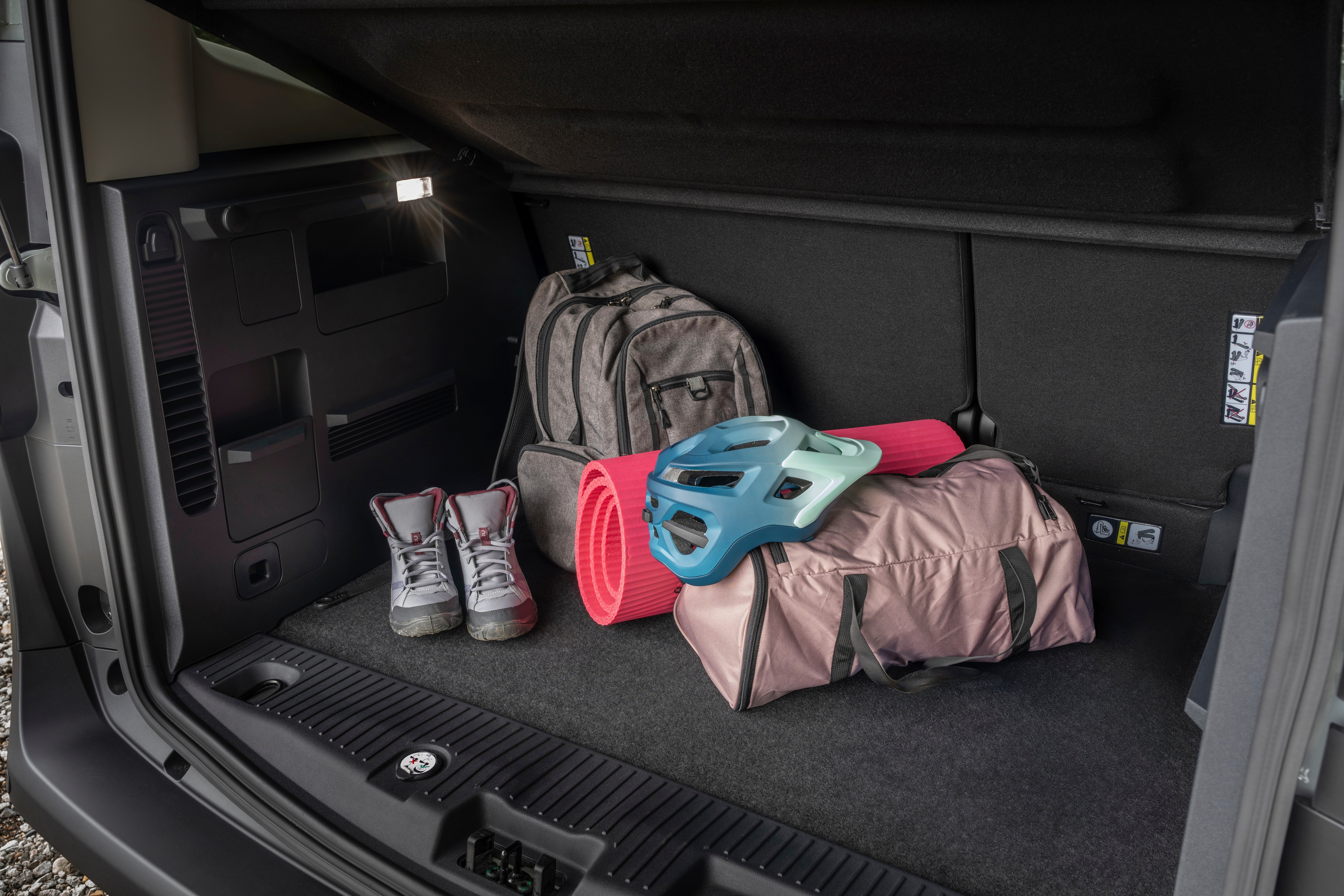 Stylish, Spacious E-Tourneo Courier Expands Electric Vehicle Roll Out. LICENSE EXPIRES: 8th October 2027 - LICENSE BY: Stuart Price LICENSE SCOPE: A - Earned editorial, press releases, press kits. B - All non-broadcast digital and online media. C - All non-broadcast digital and online media, plus Retail and POS (showrooms, events etc). D - All print media (newspaper, magazine etc) REGION: Europe COPYRIGHT AND IMAGE RIGHTS: This content is solely for editorial use and for providing individual users with information. Any storage in databases, or any distribution to third parties within the scope of commercial use, or for commercial use is permitted with written consent from Ford of Europe only.