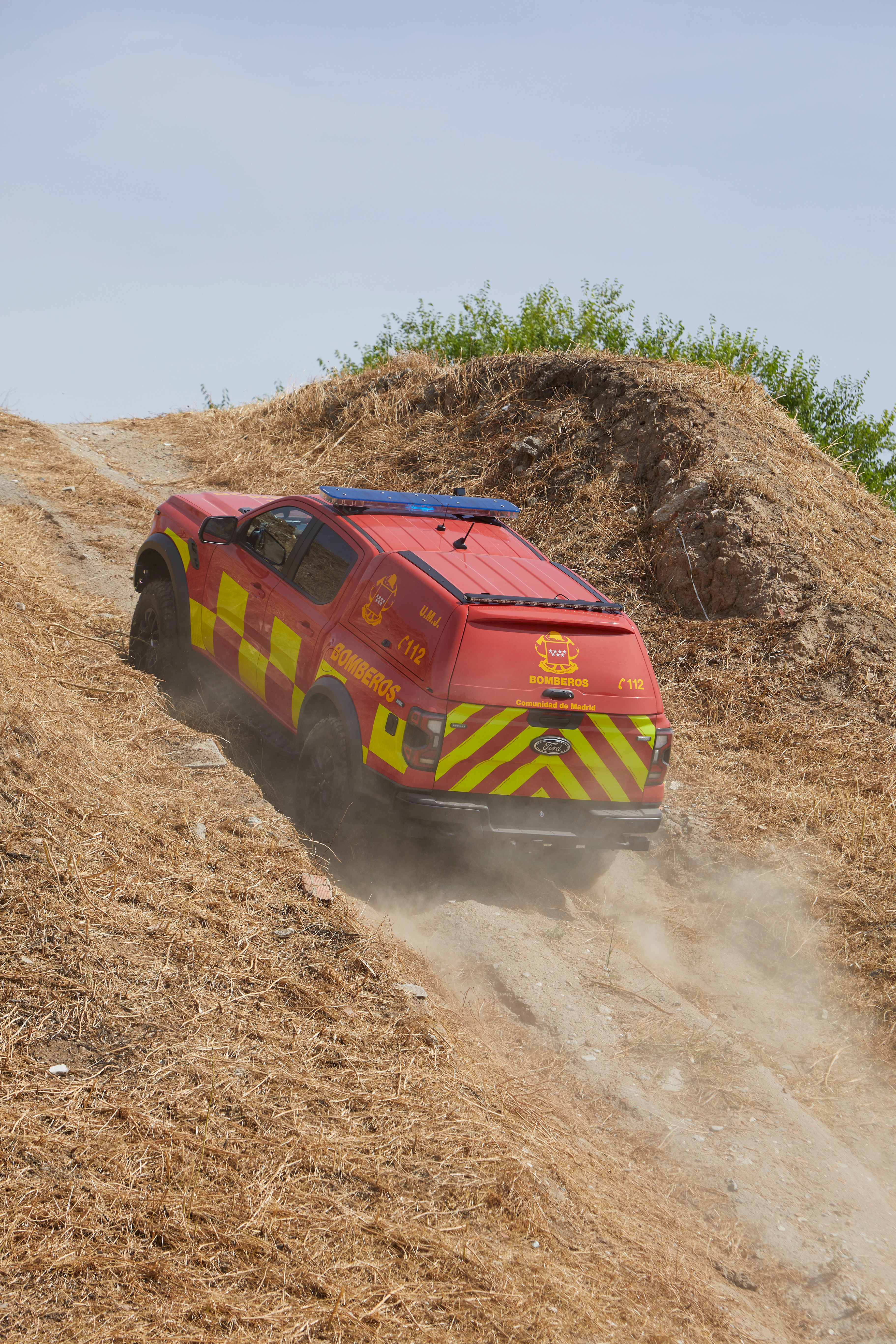 Sainz puts the Ranger Raptor through its paces demonstrating how to get the most out of the vehicle safely. LICENSE EXPIRES: In perp - LICENSE BY:Ford Europe LICENSE SCOPE: A - Earned editorial, press releases, press kits. C - All non-broadcast digital and online media, plus Retail and POS (showrooms, events etc). D - All print media (newspaper, magazine etc) REGION: Global COPYRIGHT AND IMAGE RIGHTS: This content is solely for editorial use and for providing individual users with information. Any storage in databases, or any distribution to third parties within the scope of commercial use, or for commercial use is permitted with written consent from Ford of Europe only.