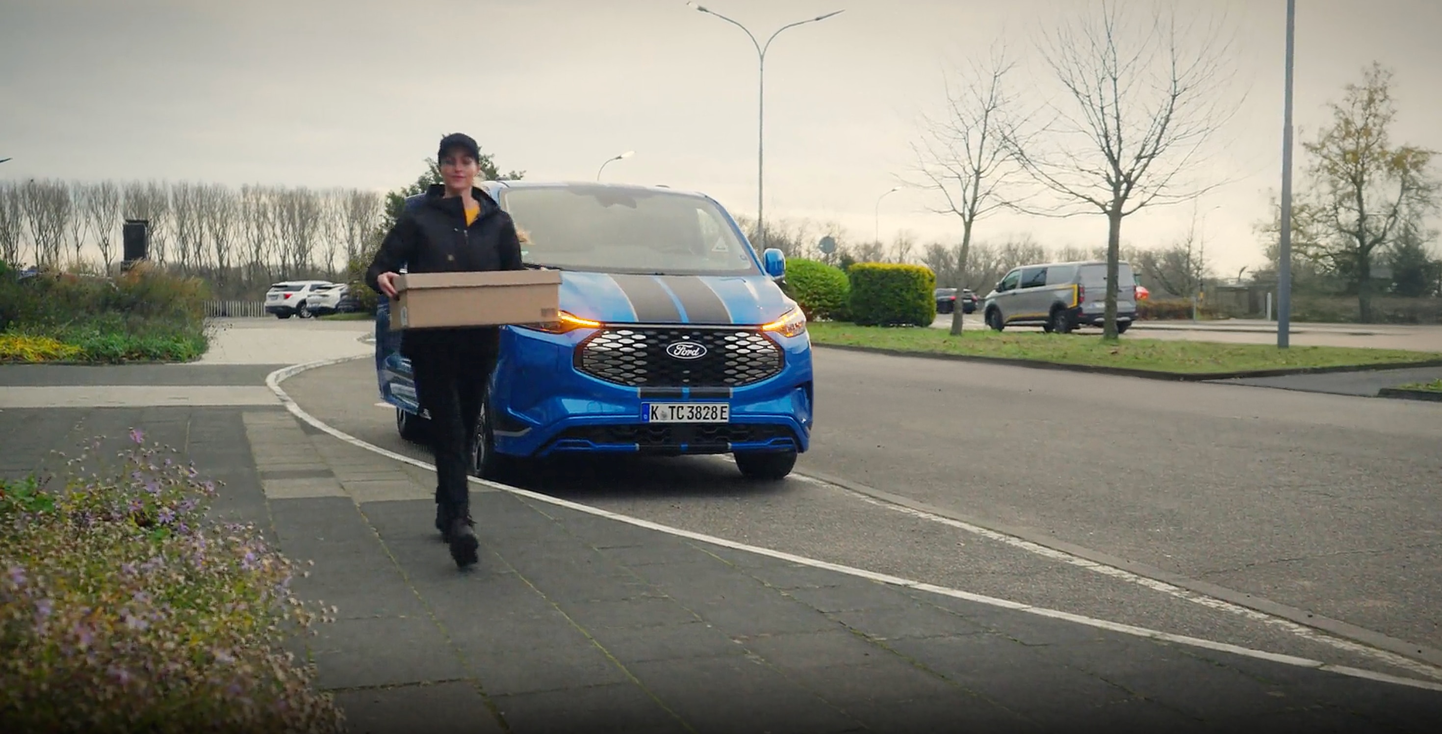Ford Pro Delivery Assist technology automatically turns off the engine, closes windows, locks doors and activates hazard lights when delivery van drivers make stops  LICENSE EXPIRES: 10.02.2028 - LICENSE BY: Hogarth LICENSE SCOPE: A - Earned editorial, press releases, press kits. B - All non-broadcast digital and online media. REGION: EU COPYRIGHT AND IMAGE RIGHTS: This content is solely for editorial use and for providing individual users with information. Any storage in databases, or any distribution to third parties within the scope of commercial use, or for commercial use is permitted with written consent from Ford of Europe only.