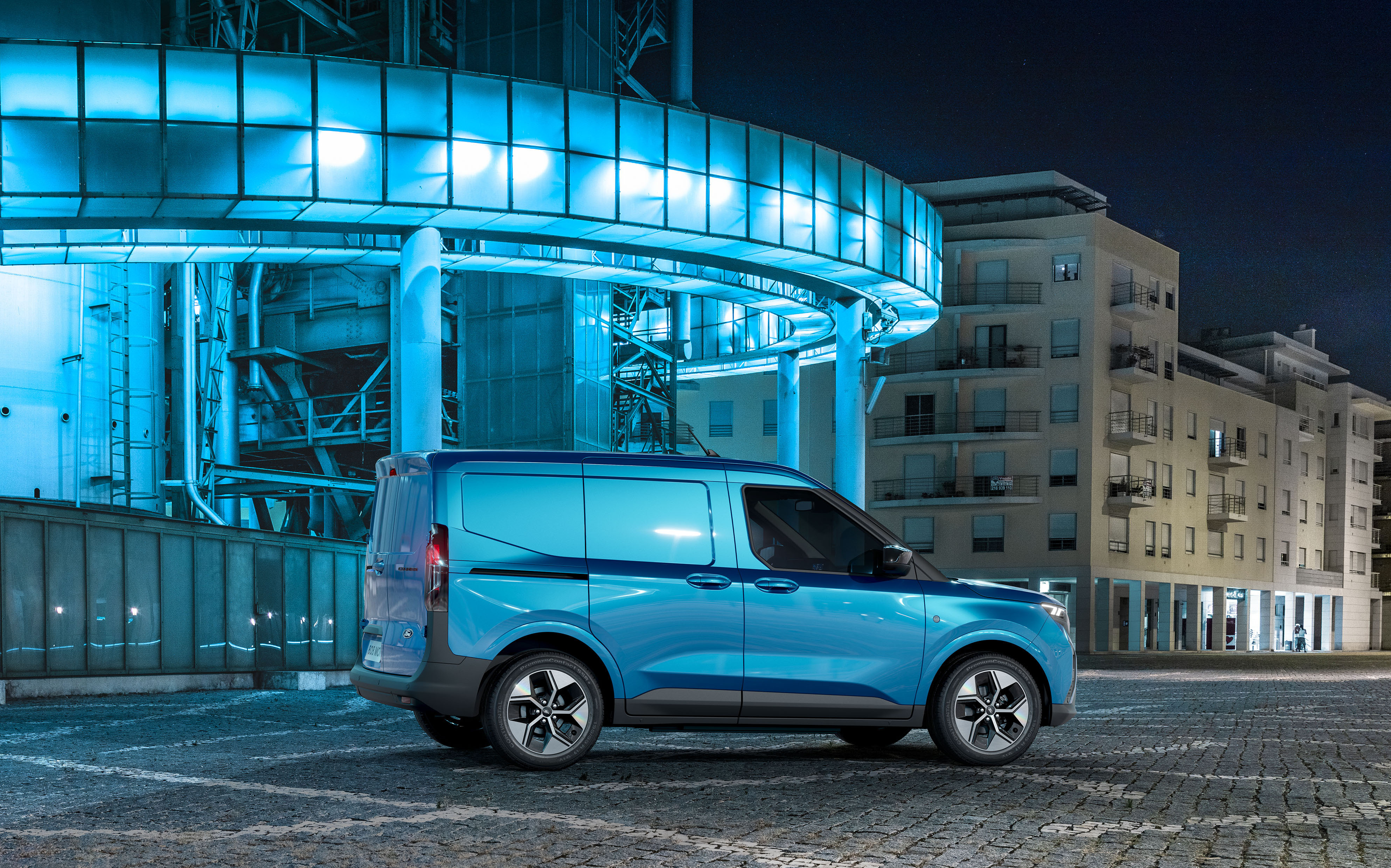 2026 Ford E-Transit Courier. License valid for earned editorial, press releases, press kits. All non-broadcast digital and online media. Region: Global. This content is solely for editorial use and for providing individual users with information. Any storage in databases, or any distribution to third parties within the scope of commercial use, or for commercial use is permitted with written consent from Ford in Europe GmbH only.