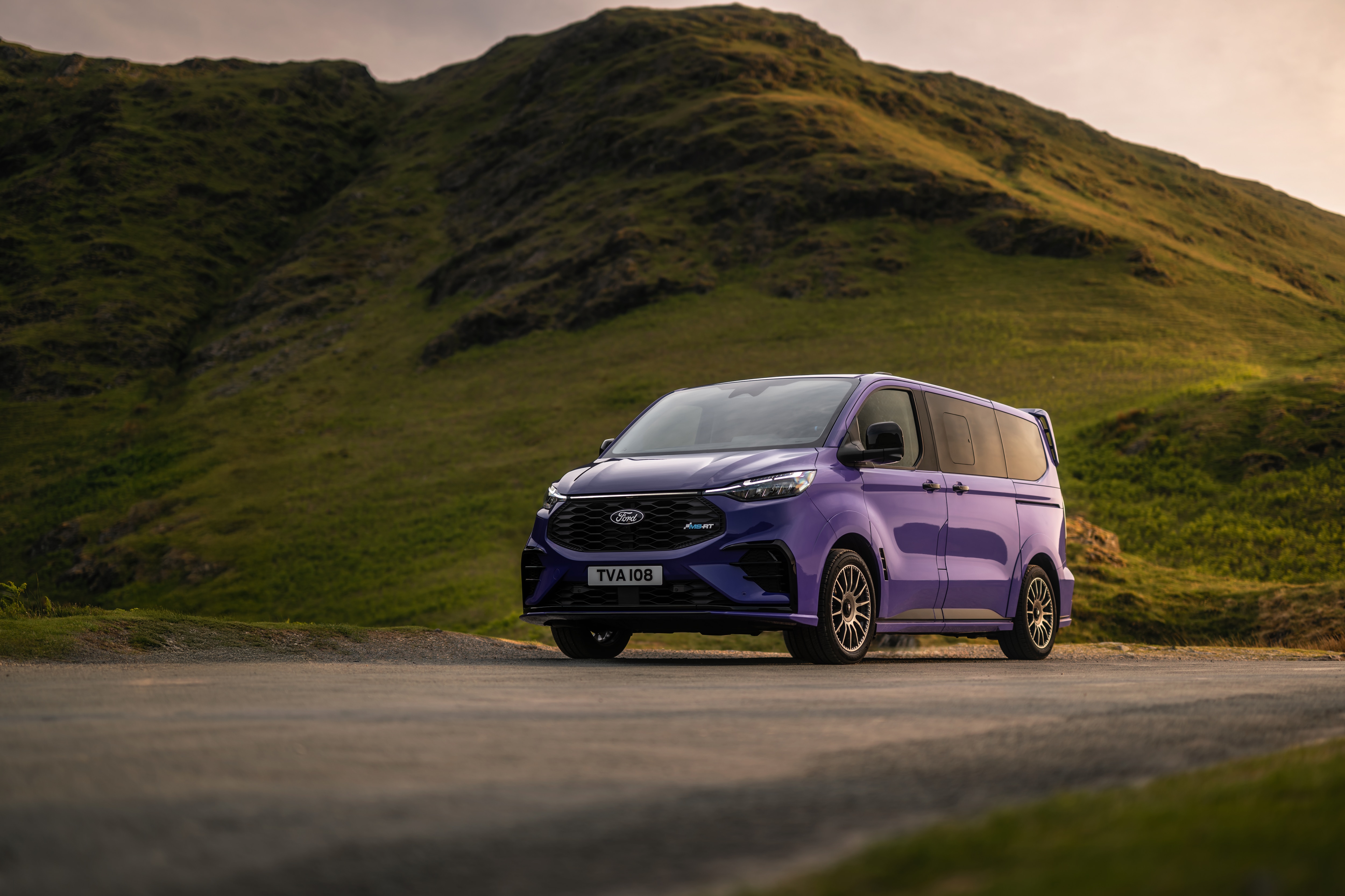 The electric Ford E-Tourneo Custom MS-RT. License valid for earned editorial, press releases, press kits. All non-broadcast digital and online media Region: Global. This content is solely for editorial use and for providing individual users with information. Any storage in databases, or any distribution to third parties within the scope of commercial use, or for commercial use is permitted with written consent from Ford in Europe GmbH only.