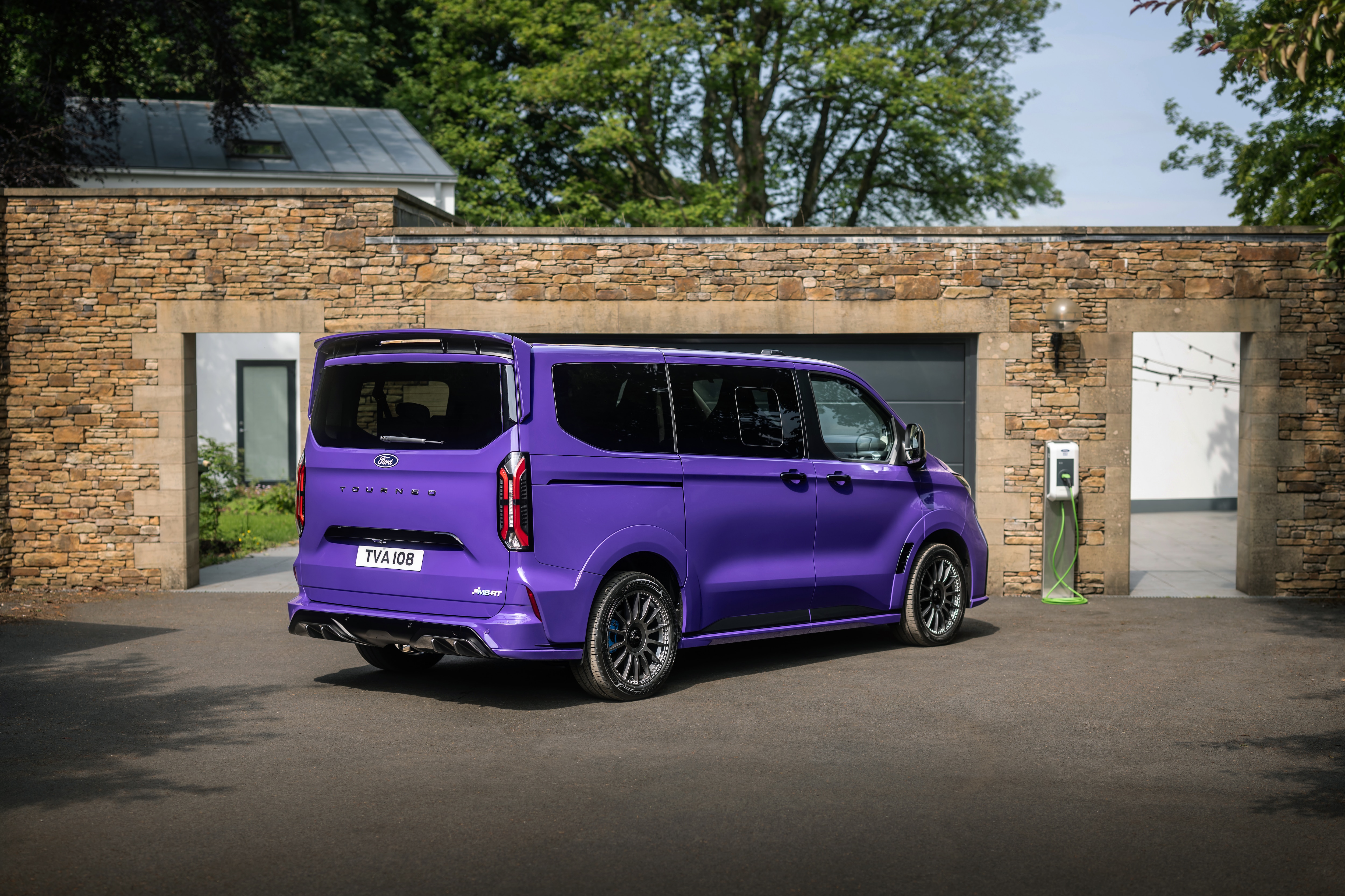 The electric Ford E-Tourneo Custom MS-RT. License valid for earned editorial, press releases, press kits. All non-broadcast digital and online media Region: Global. This content is solely for editorial use and for providing individual users with information. Any storage in databases, or any distribution to third parties within the scope of commercial use, or for commercial use is permitted with written consent from Ford in Europe GmbH only.