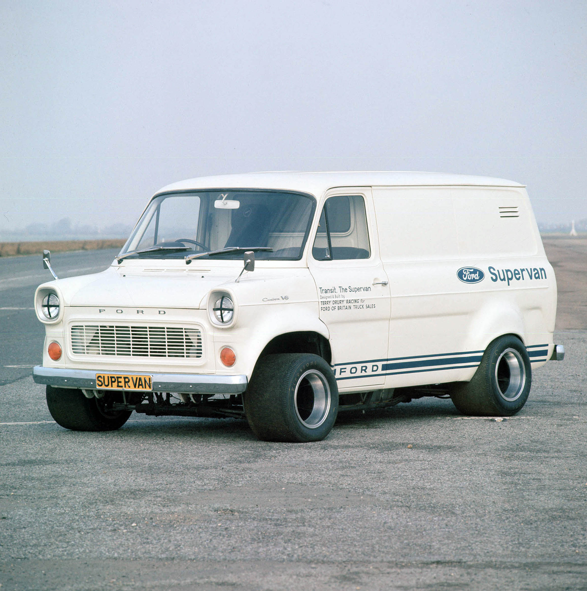 SuperVan 1. License valid for earned editorial, press releases, press kits. All non-broadcast digital and online media Region: Global. This content is solely for editorial use and for providing individual users with information. Any storage in databases, or any distribution to third parties within the scope of commercial use, or for commercial use is permitted with written consent from Ford in Europe GmbH only.