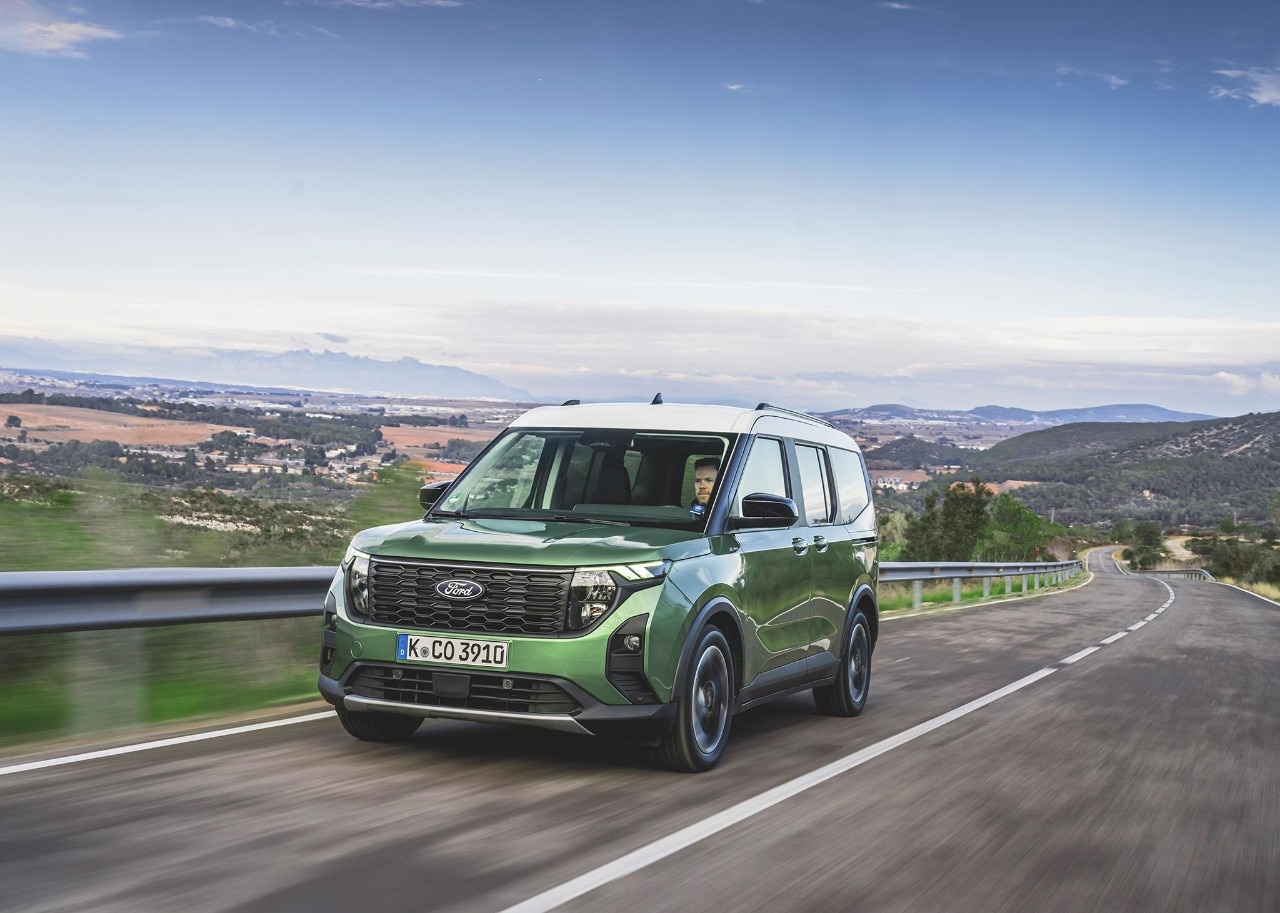 Tourneo Courier Active in Bursting Green on the road. License valid until 15th May 2026 for earned editorial, press releases and press kits in Europe only. This content is solely for editorial use and for providing individual users with information. Any storage in databases, or any distribution to third parties within the scope of commercial use, or for commercial use is permitted with written consent from Ford in Europe GmbH only.