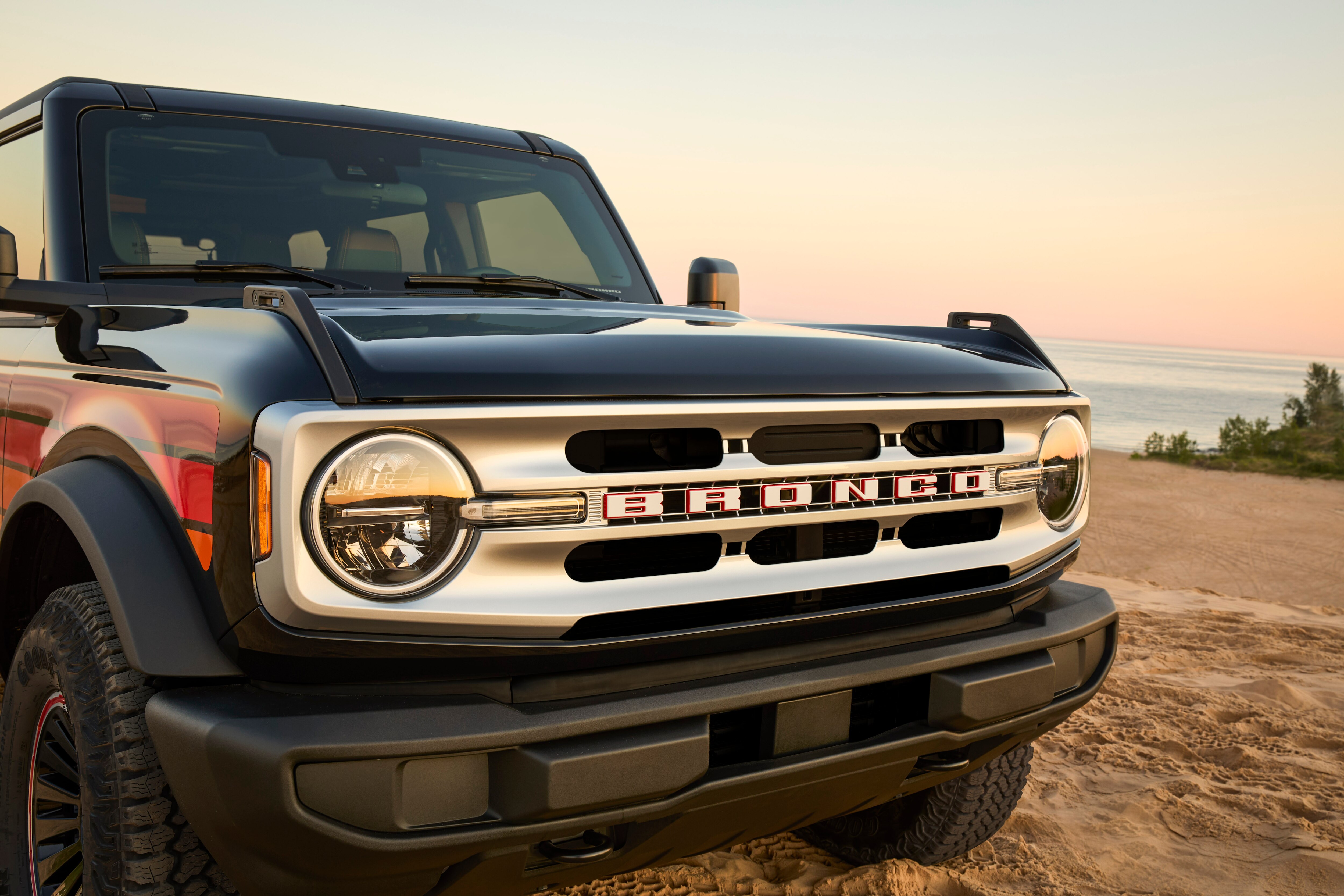 Preproduction 2025 Bronco Big Bend® with optional equipment, Free Wheeling Package, and simulated screen shown. Available Fall 2024.