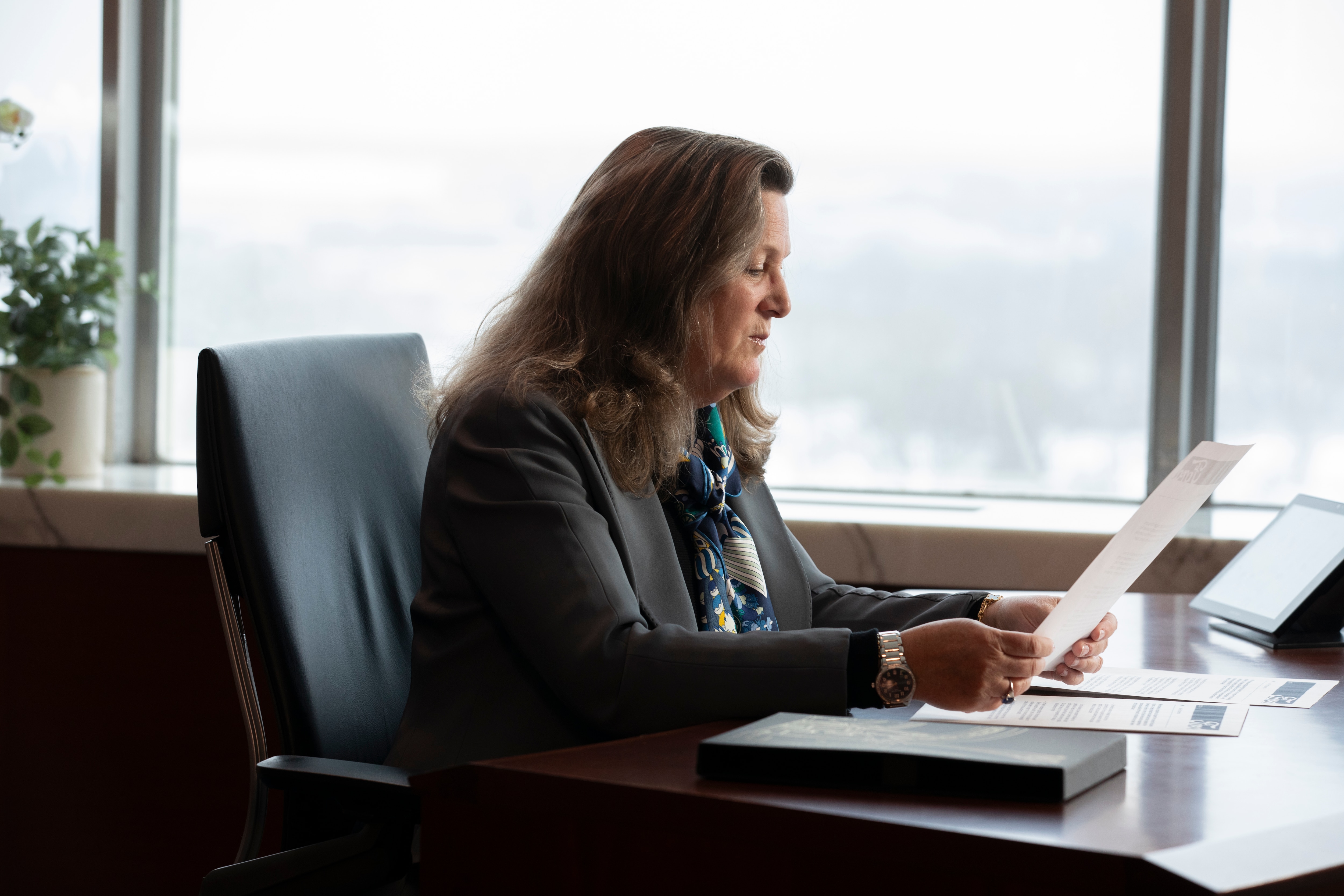 Elena Ford reads letters from previous scholarship recipients.
