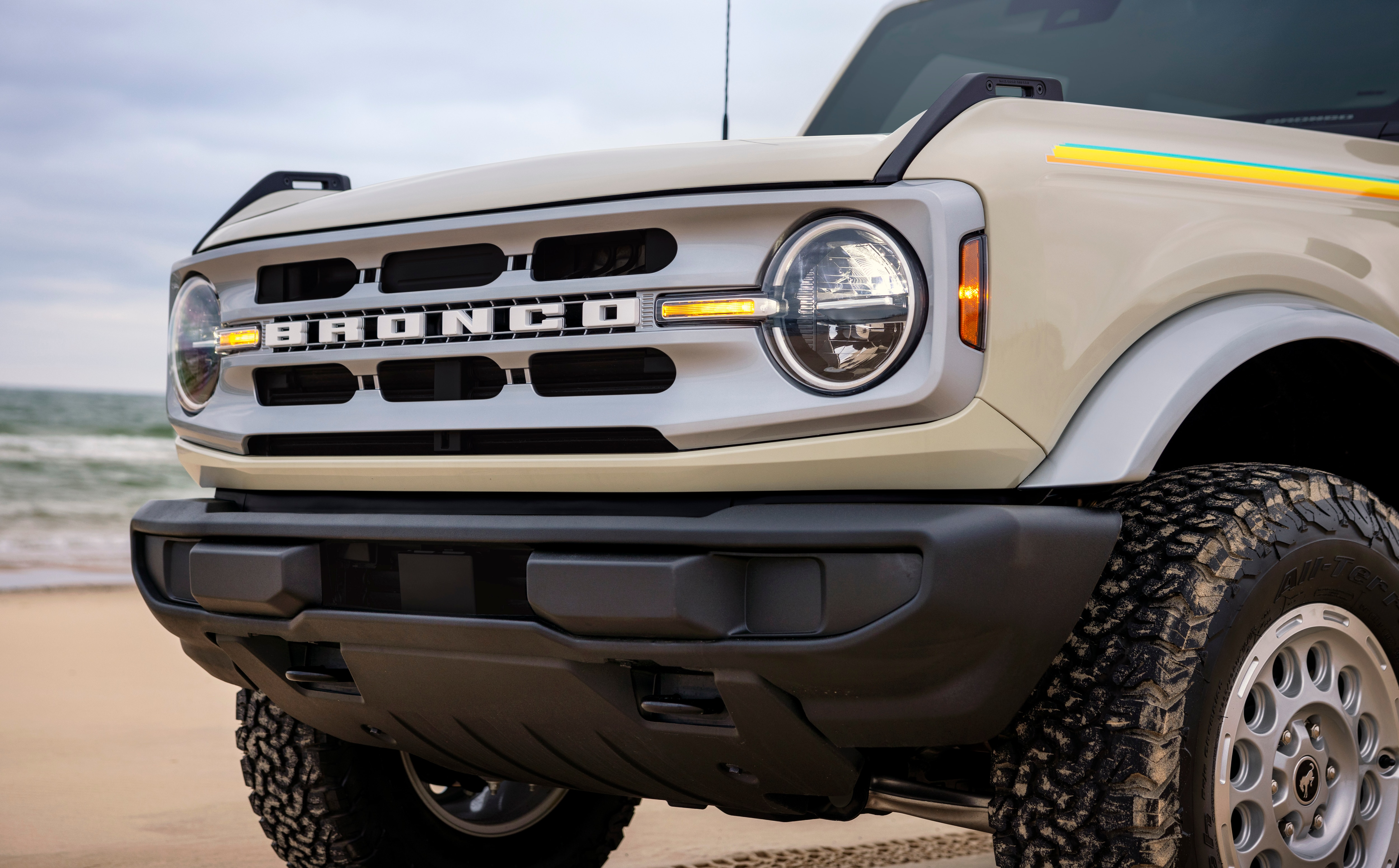 With the Ford Custom Garage Bronco Coastal package, you’re ready for any trip to the beach — even if you have to go off road to get there.