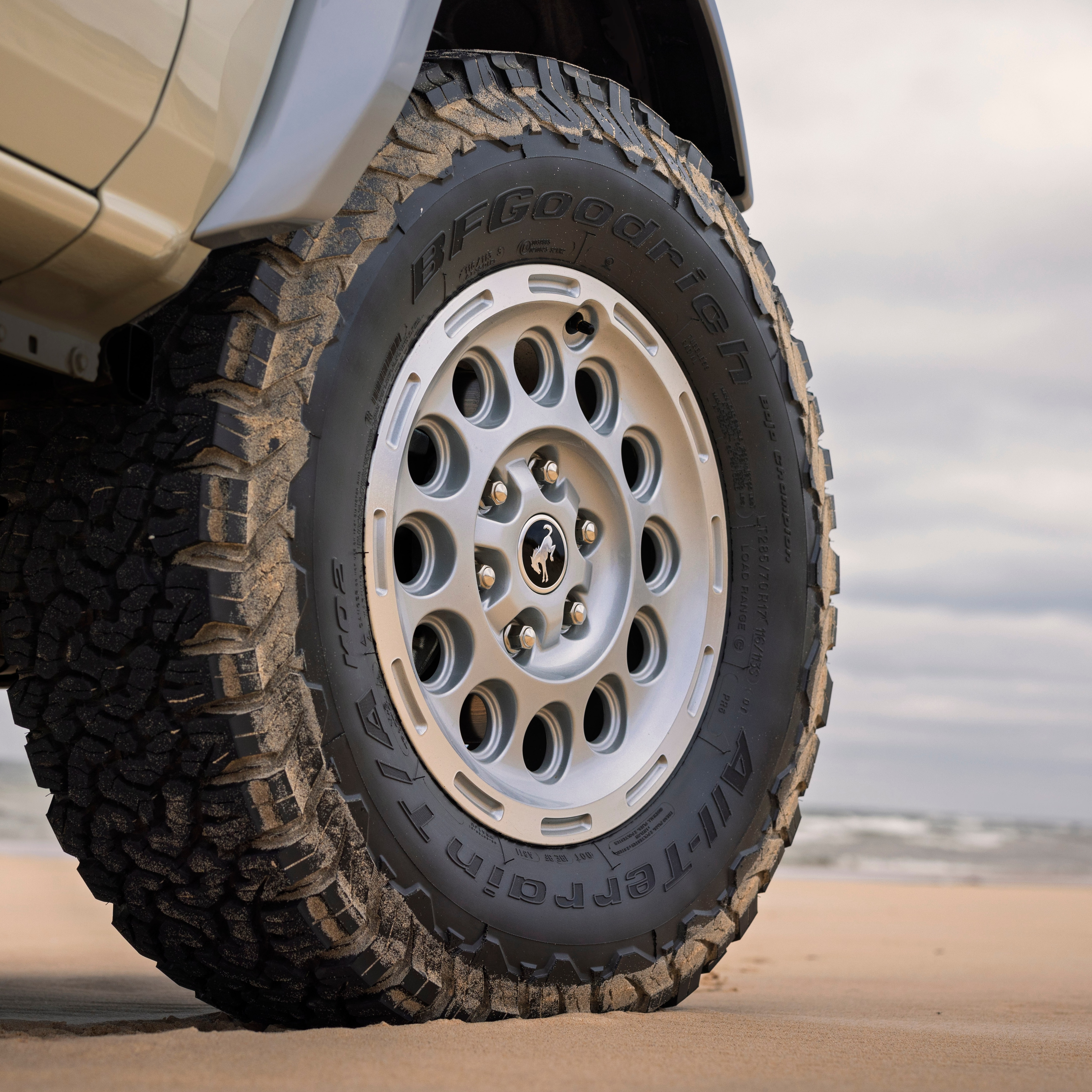 With the Ford Custom Garage Bronco Coastal package, you’re ready for any trip to the beach — even if you have to go off road to get there.
