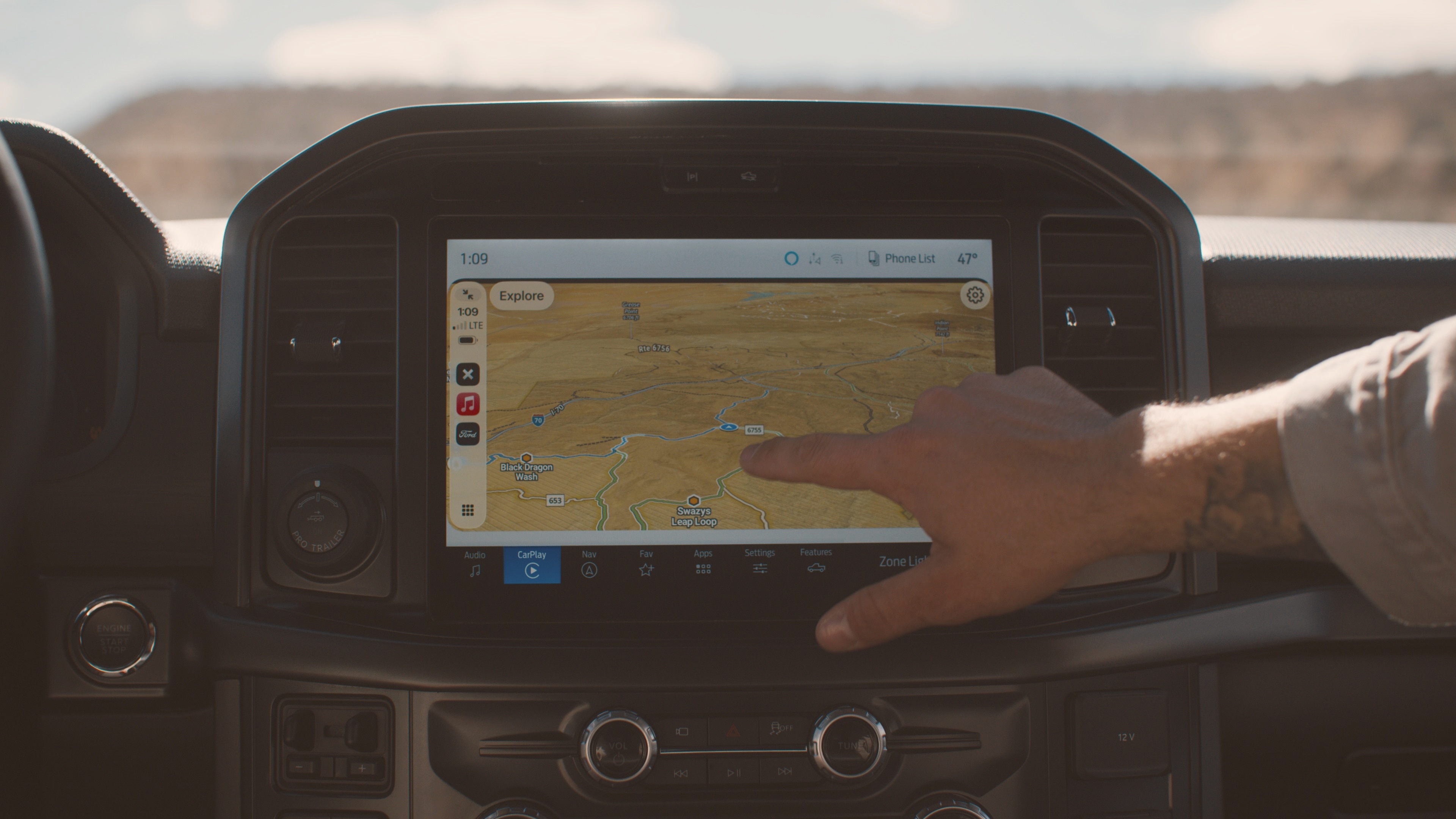 Downloaded maps from the onX Offroad app can be displayed onto the in-vehicle screen with Apple CarPlay.